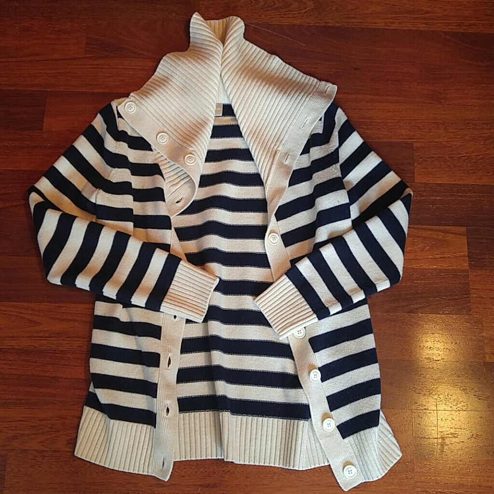 Beautiful navy and cream banana republic sweater